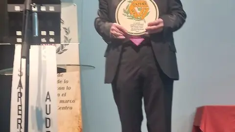 Jos&eacute; Bell&oacute;, con su galard&oacute;n