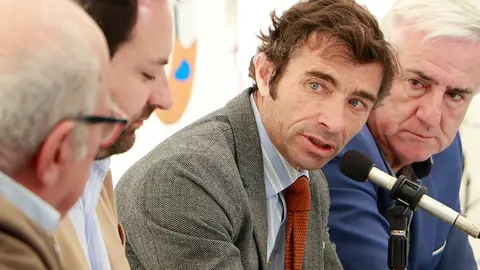 Fernando Roble&ntilde;o, dirigiendo su respuesta a Carmelo Garc&iacute;a, en presencia de Roberto Garc&iacute;a-Minguill&aacute;n y el alcalde Jos&eacute; Lozano (dcha.)