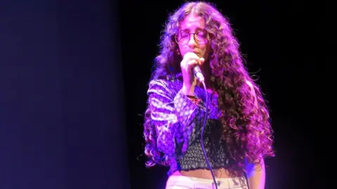 La cantante pardillana Paula Serrano ,  quien tuvo un excelente desempe&ntilde;o en el programa televisivo La Voz Kids