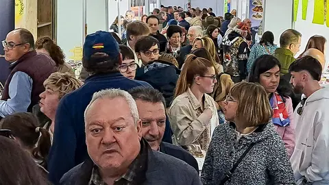 Interior de uno de los paisllos de la carpa de expositores comerciales y colectivos