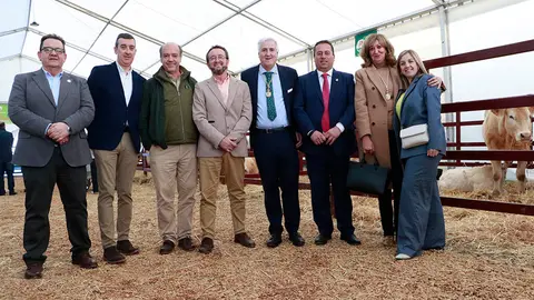 Pablo Toledano, en el centro junto al alcalde de Almod&oacute;ar del Campo, autoridades provinciales y ganaderos, en la reciente Feria _La Cuerda_