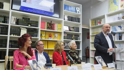 Mar&iacute;a Jos&eacute; Marrod&aacute;n; Jes&uacute;s Ben&iacute;tez; Bella Clara Ventura; Gloria Nistal, y de pie, Basilio Rodr&iacute;guez Ca&ntilde;ada