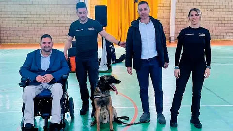 Los ediles rabaneros, junto a los mentores de Experienciask9 y uno de sus perros