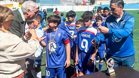 Los campeones reciben sus medallas