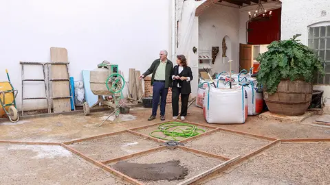 Jos&eacute; Lozano y Silvia Palmero, en el patio principal, uno de los que se est&aacute; remodelando