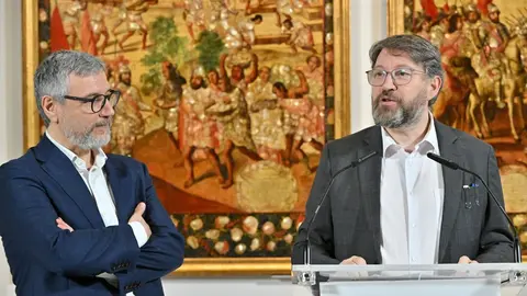V&iacute;ctor Cageao, director de la Galer&iacute;a de las Colecciones Reales, y Andr&eacute;s Guti&eacute;rrez, director del Museo de Am&eacute;rica, durante la presentaci&oacute;n