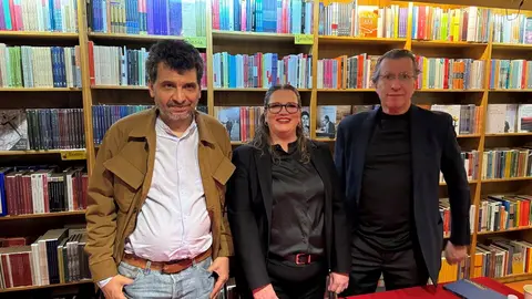 Juan Vadillo,  Maestro en la Facultad de Filosof&iacute;a y letras en la Universidad Nacional Aut&oacute;noma de M&eacute;xico (UNAM); la autora, Beatriz Saavedra y V&iacute;ctor Manuel Mendiola, Editor de la editorial El tuc&aacute;n de Virginia