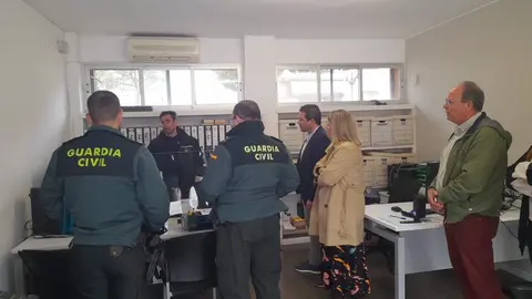 Las autoridades y agentes comprueban el sistema de videovigilancia