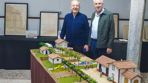Rodrigo Lara y el alcalde Jos&eacute; Lozano, junto a la recreaci&oacute;n de la l&iacute;nea ferroviaria