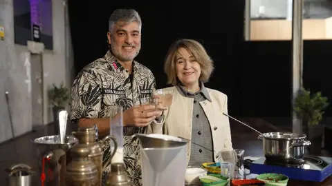 La delegada de Cultura, Turismo y Deporte, Marta Rivera de la Cruz, junto al precursor y propietario del bar-cocteler&iacute;a Salmon Guru, Diego Cabrera, durante la presentaci&oacute;n del c&oacute;ctel Madrid 91