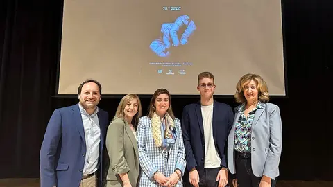 Guillermo R. Dur&aacute;n, junto a ediles del Ayuntamiento y al presentador del acto