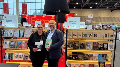 Beatriz Saavedra con el editor Basilio Rodr&iacute;guez Ca&ntilde;ada, presidente del Grupo Editorial Sial Pigmali&oacute;n