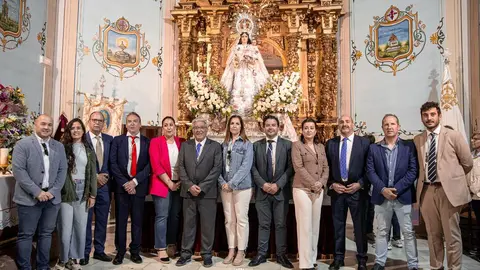 La corporaci&oacute;n municipal posa junto a presidente y capitana de la Hermandad de la Virgen de los Santos