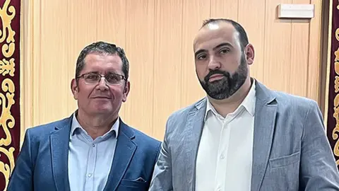 Antonio Fidel Cruz Due&ntilde;as junto al alcalde de Argamasilla de Calatrava en una imagen de archivo_1200x675