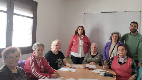 Agustin Mora y Juana Ruiz junto a participantes del taller de memoria de Fuencaliente
