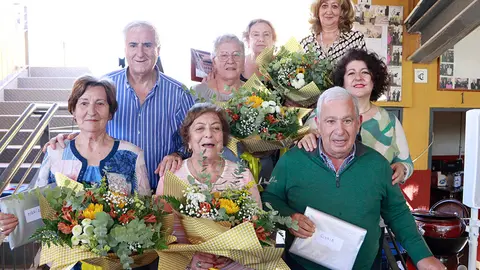 Integrantes del Consejo de Mayores saliente, junto a autoridades y la directora del Centro de Mayores