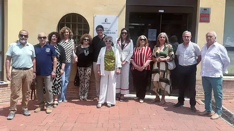 El nuevo Consejo de Mayores de Almod&oacute;var del Campo, junto a responsables del Centro, la Delegaci&oacute;n y la Concejal&iacute;a