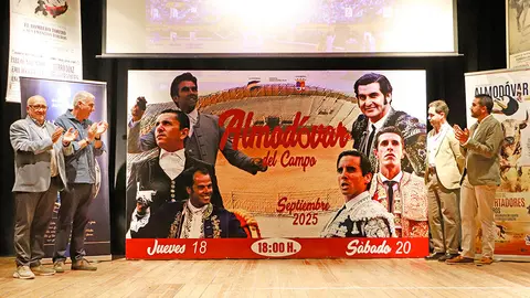 Carmelo Garc&iacute;a y Jos&eacute; Lozano (izq.) y Jorge Cuti&ntilde;o y Roberto Donoso (dcha.) al desvelar los carteles de la Feria Taurina 2025
