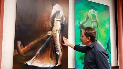 El pintor, explicando el concepto de ver&oacute;nica que ofreci&oacute; Victoriano de la Serna
