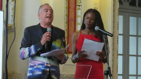 La Gala de entrega de premios fue presentada por la top model brasile&ntilde;a Natalia de Oliveira y el escritor y cr&iacute;tico Jos&eacute; Mar&iacute;a Paz Gago