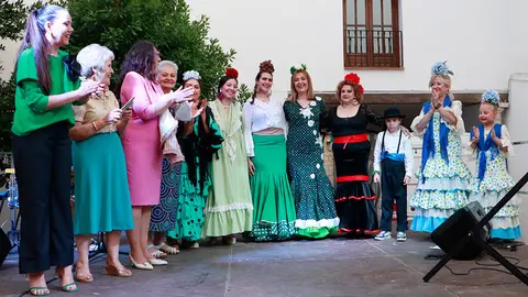 Varias de las participantes en el desfile, entre ellas la profesora del taller