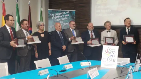 Los premiados con sus Medallas de Oro 2024, junto a Abdo Tounsi y Naima Benaicha Ziani, presidente y vicepresidenta de CIHAR