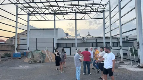 Andr&eacute;s C&aacute;rdenas, junto a vecinos, visita el avance de las obras del nuevo auditorio