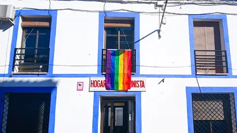 La bandera arco&iacute;ris, en el edificio consistorial torte&ntilde;o cuelga desde esta ma&ntilde;ana