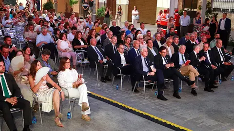 Parte de las autoridades y del p&uacute;blico que se congreg&oacute; en la Plaza Mayor