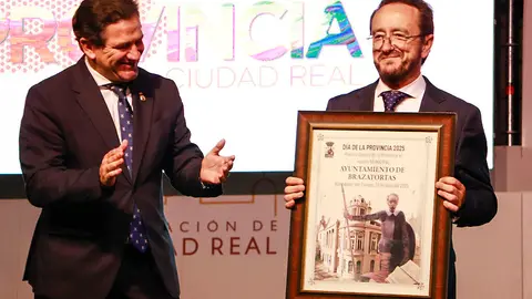 El alcalde torte&ntilde;o sostiene anoche la distinci&oacute;n del Quijote a su Ayuntamiento en presencia de Miguel &Aacute;ngel Valverde