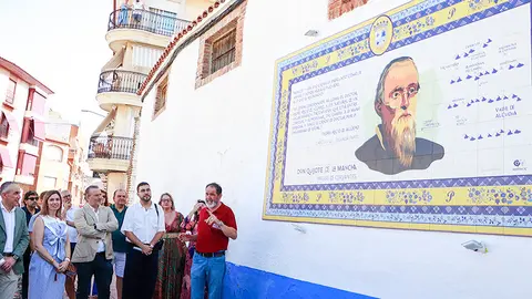 Jos&eacute; S&aacute;nchez, el veterano mesonero de _El Gallardo Vizca&iacute;no_, dando cuenta del doctor Pedro Recio que preside el mural cerca del ejido del Carmen