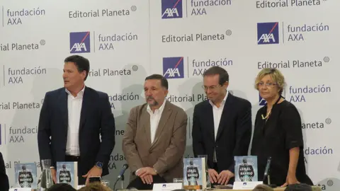 Josep Alfonso, Director de Comunicaci&oacute;n, Marca, Sostenibilidad y Fundaci&oacute;n AXA; Sergio Vila-Sanju&aacute;n; el escritor Javier Sierra y Bel&eacute;n L&oacute;pez, Directora de Editorial Planeta