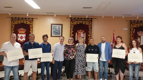 Autoridades y representantes de Reto Comarcas, junto a algunos de los alumnos en la entrega de diplomas