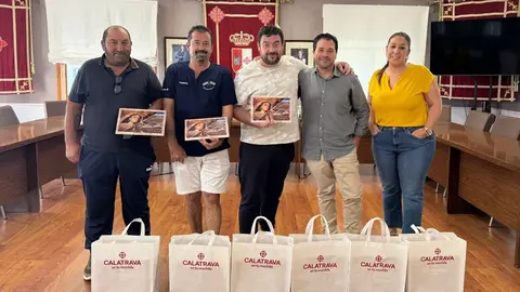 David Triguero y Elizabeth con representantes del Club Deportivo La Vereda