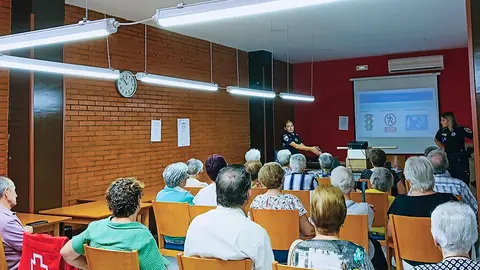 Las agentes de la Polic&iacute;a Local, al fondo, durante el taller que alberg&oacute; el Centro de Mayores