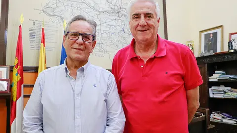 Manuel Hip&oacute;lito, junto a Jos&eacute; Lozano, en el despacho de Alcald&iacute;a donde un gran mural recoge el amplioo t&eacute;rmino municipal almodovare&ntilde;o