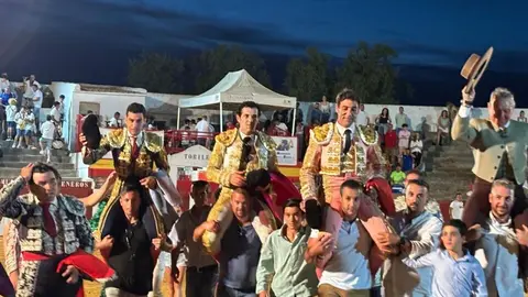 Los toreros salen a hombros