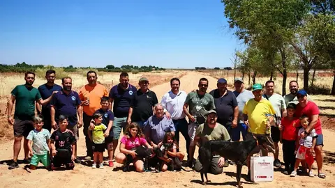 Imagen de autoridades e integrantes del Club Deportivo La Vereda