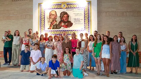 Posado de los participantes en la ruta del pasado viernes ante el mural de los principales protagonistas de El Quijote, en la plaza de San Benito