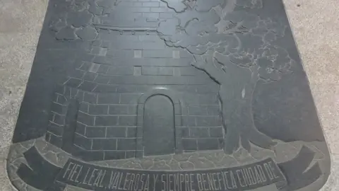 Escudo de la ciudad de Vigo a la entrada del Pazo de Qui&ntilde;ones de Le&oacute;n