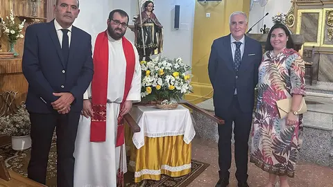 Autoridades junto a san Pantale&oacute;n, esta ma&ntilde;ana en la iglesia de San Benito
