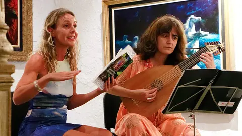 Junto a la int&eacute;rprete musical Beatriz P&eacute;rez Arellano, en la parte recital donde la autora comparti&oacute; varias de sus estrofas