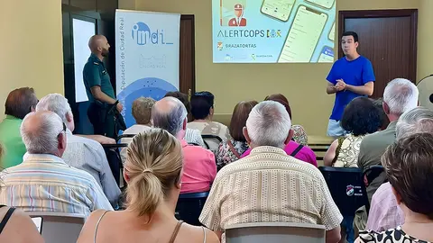 Un momento de la charla que acogi&oacute; el Hogar del Pensionista torte&ntilde;o
