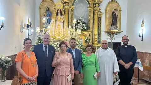 Autoridades, ayer tras las funci&oacute;n de mediod&iacute;a, junto a la patrona de Retamar