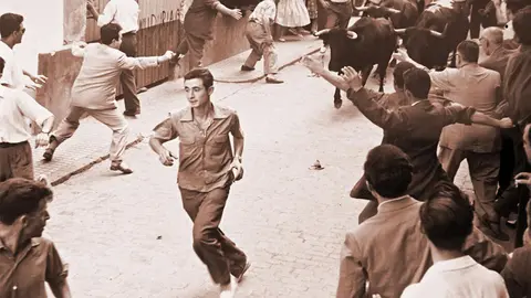 El padre de Pepe, corriendo en su juventud los Encierros almodovare&ntilde;os