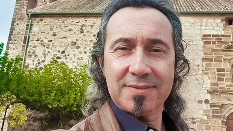 Juan Carlos Rodr&iacute;guez Salinero, ante templo rabanero de la Visitaci&oacute;n de Nuestra Se&ntilde;ora