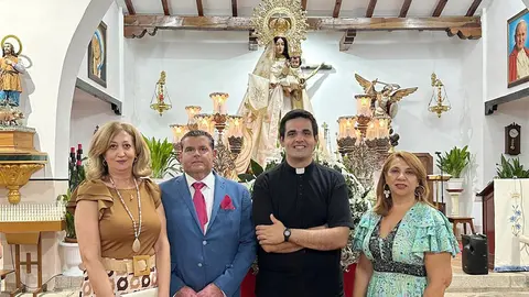 Autoridades, anoche ante la Virgen de la Paz en el templo de Navacerrada