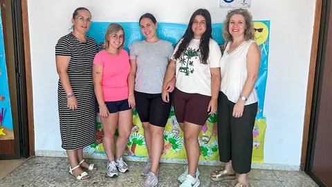 Las ediles, junto al equipo de monitoras que atiende la Escuela de Verano torte&ntilde;o