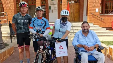 Carmen Lozano, esta ma&ntilde;ana junto al edil Sergio Gij&oacute;n y dos ciclistas acompa&ntilde;antes de Caminos y Ca&ntilde;adas