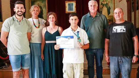 La familia Espinosa Labanda, posando en el sal&oacute;n plenario con el alcalde y dos de sus ediles